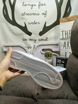 أديداس رمادي أبيض low top مع toebox perforated lifestyle sneakers 8