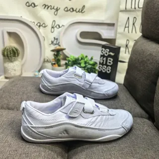 Adidas حذاء رياضي أبيض بدون أربطة مع حزام أسلوب حياة