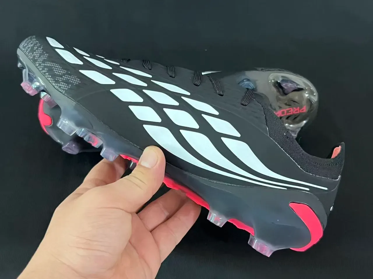 Adidas Predator কালো সাদা লাল Firm-Ground ফুটবল জুতো 4