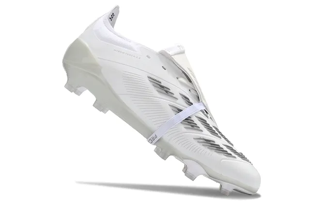 Adidas Predator 白银低帮靴 不对称鞋带盖 人工草地足球鞋 2