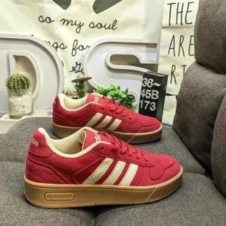 Adidas sneakers lifestyle avec tige daim rouge beige et panneau latéral à trois rayures