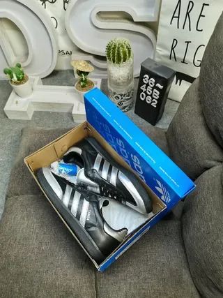 Adidas Samba Sneakers Negros y Plateados Metálicos Estilo de Vida 3