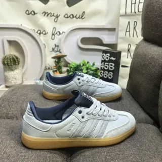 Adidas Samba 浅灰和海军蓝生活方式运动鞋