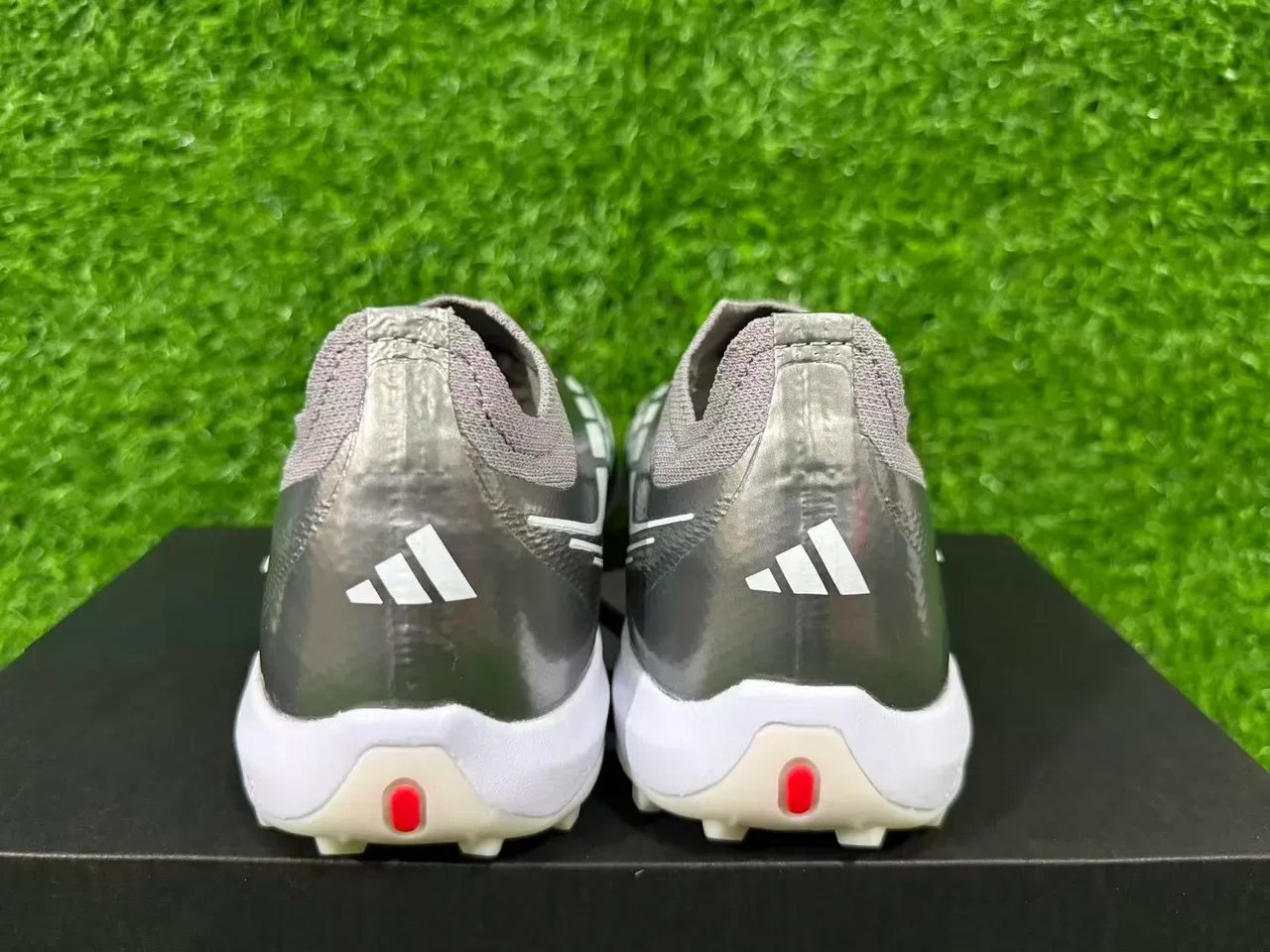 Tênis de futebol Adidas Prata Vermelho Metálico Sintético Superior Faixa Branca Três Gramado 2