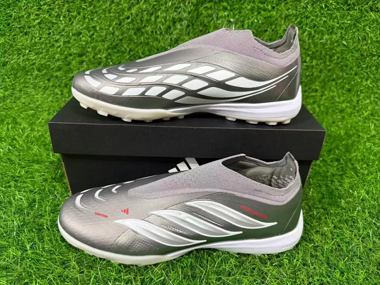 Tênis de futebol Adidas Prata Vermelho Metálico Sintético Superior Faixa Branca Três Gramado 3