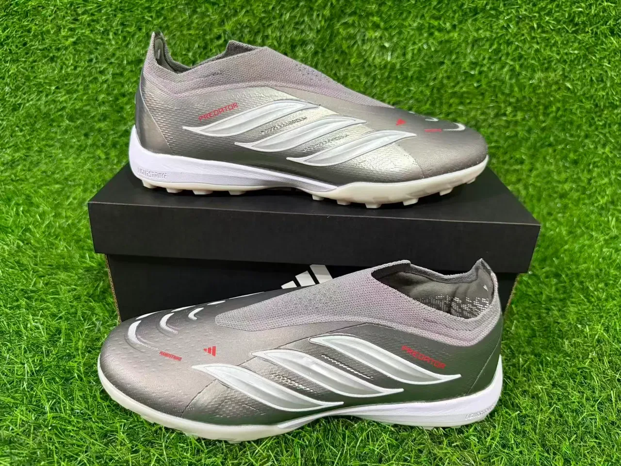 Tênis de futebol Adidas Prata Vermelho Metálico Sintético Superior Faixa Branca Três Gramado 4