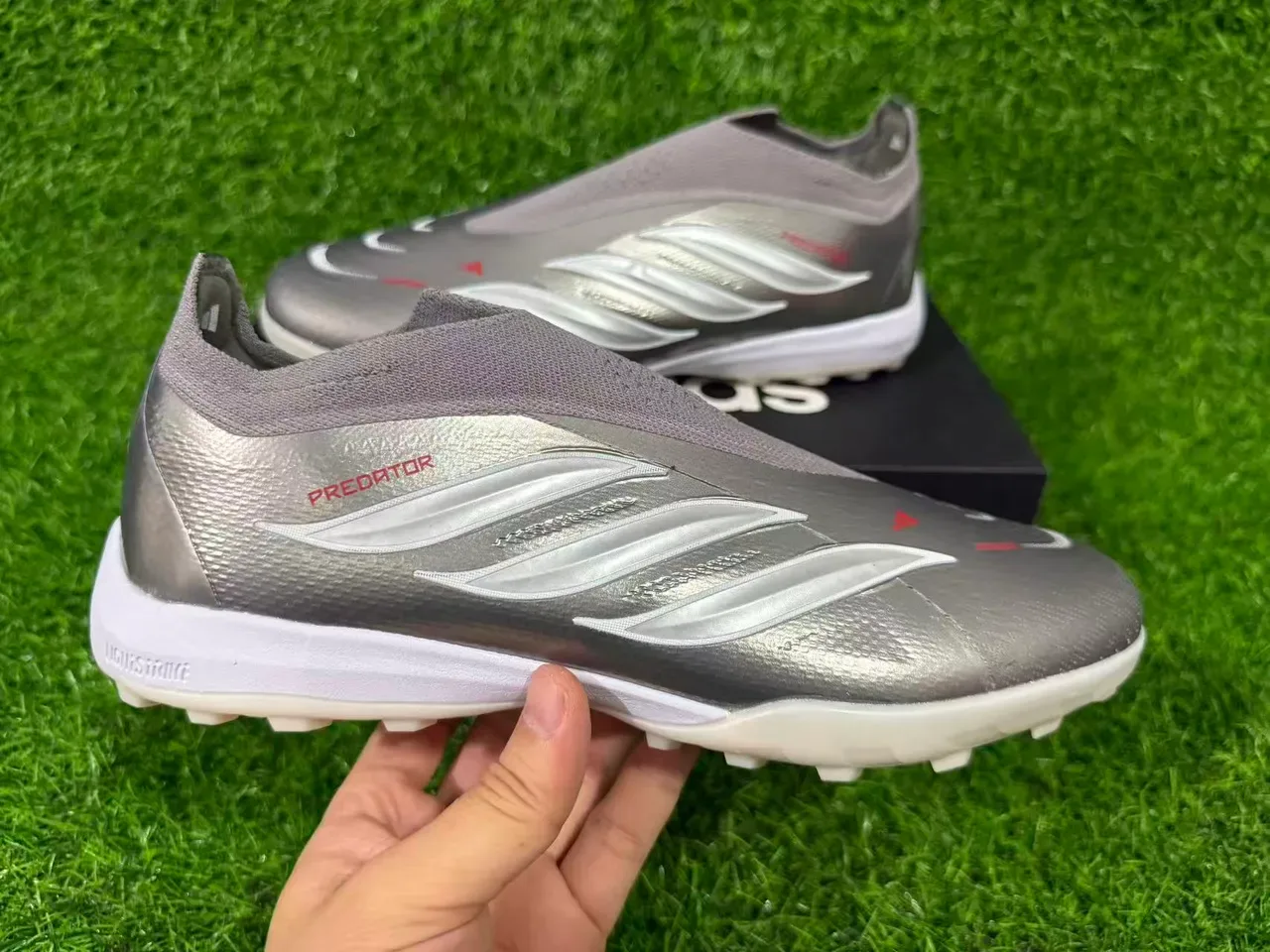 Tênis de futebol Adidas Prata Vermelho Metálico Sintético Superior Faixa Branca Três Gramado 5