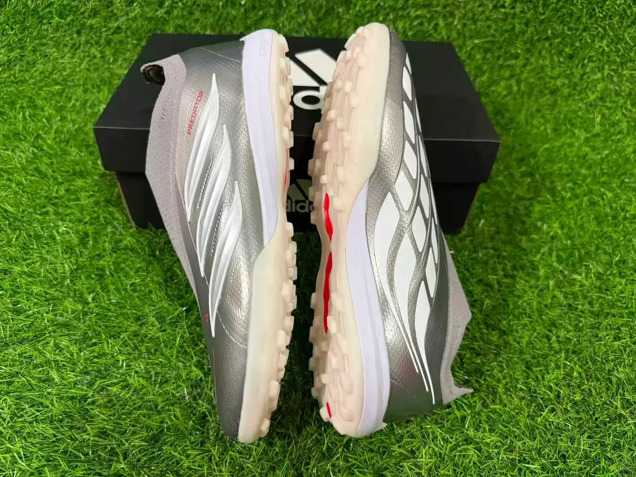 Tênis de futebol Adidas Prata Vermelho Metálico Sintético Superior Faixa Branca Três Gramado 6