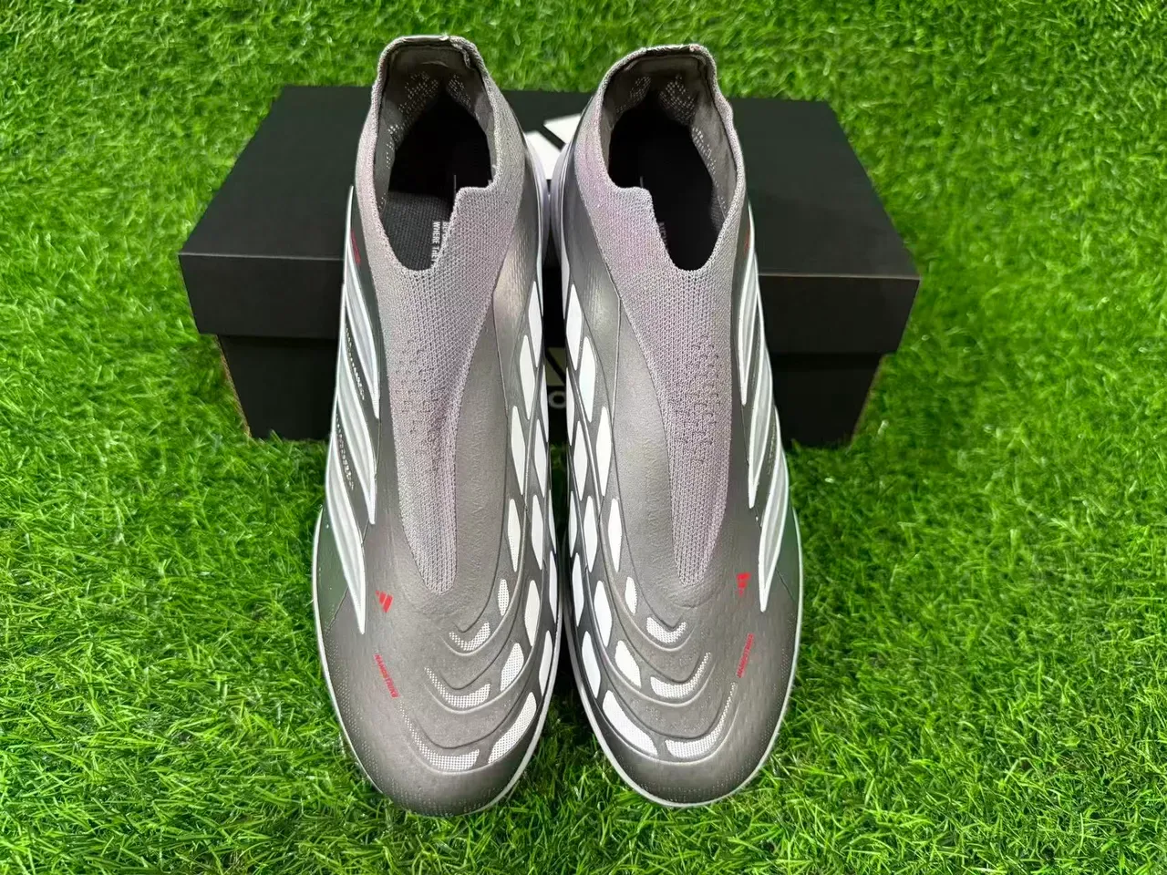Tênis de futebol Adidas Prata Vermelho Metálico Sintético Superior Faixa Branca Três Gramado 7