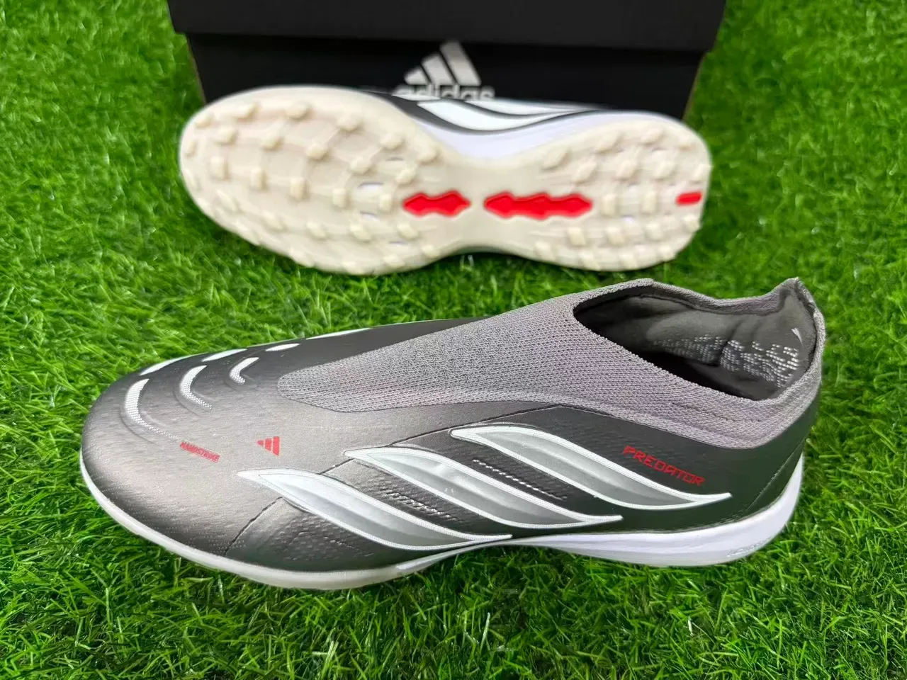 Tênis de futebol Adidas Prata Vermelho Metálico Sintético Superior Faixa Branca Três Gramado 8