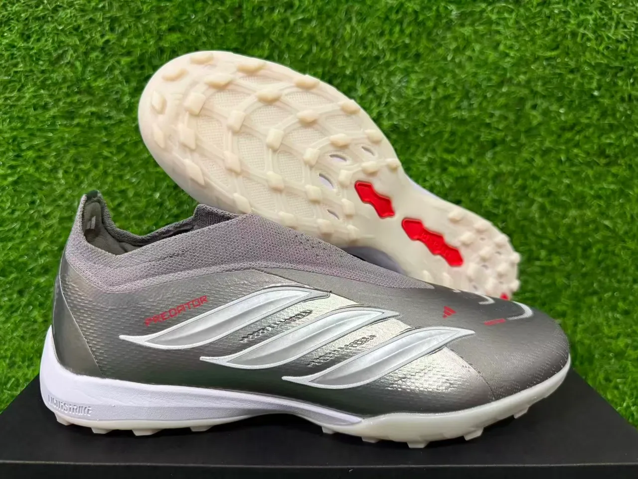 Tênis de futebol Adidas Prata Vermelho Metálico Sintético Superior Faixa Branca Três Gramado 9