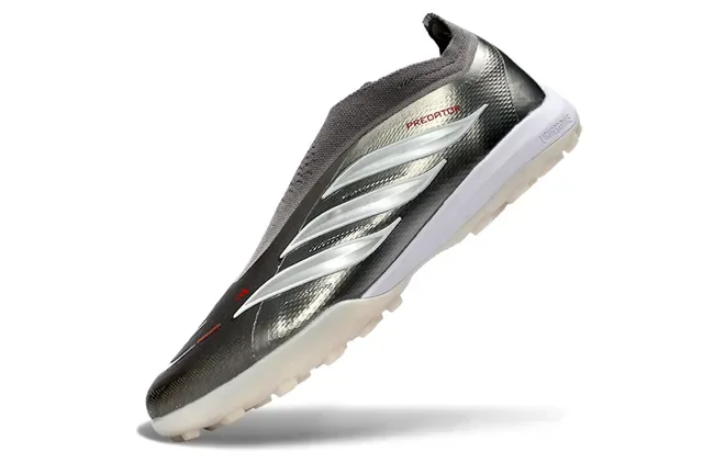 Tênis de futebol Adidas Prata Vermelho Metálico Sintético Superior Faixa Branca Três Gramado 11