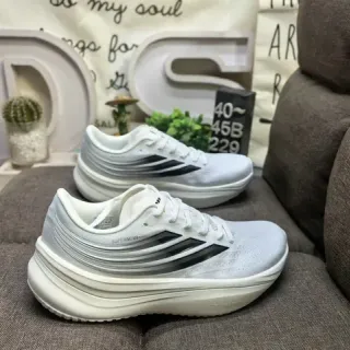 Adidas Supernova أحذية رياضية بيضاء وسوداء للستايل الحياتي