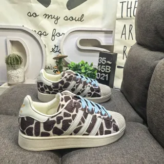 Adidas Superstar حذاء رياضي أنيق بطبعة الجيراف باللون الأزرق الفاتح مع أحزمة
