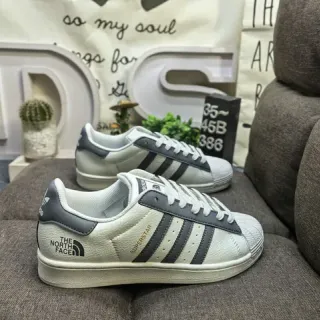 أديداس سوبرستار Off-White و Gray لايف ستايل سنيكرز