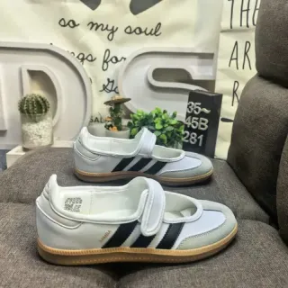 Adidas أبيض أسود T-Bar حزام فيلكرو لوحة جانبية بثلاث خطوط أحذية رياضية أسلوب حياة