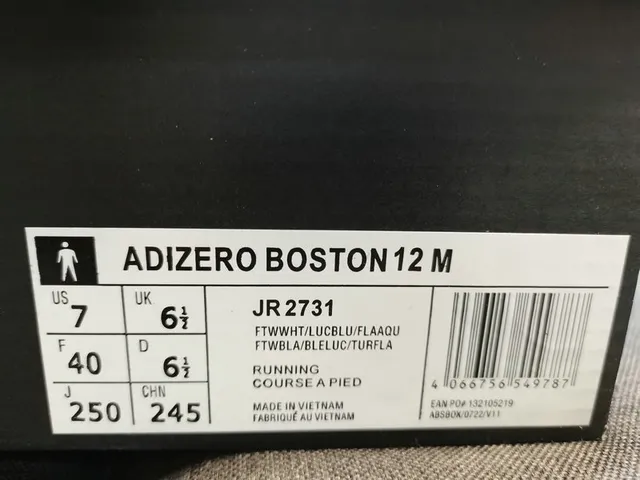Adidas Blanc Bleu Haut en Maille Ingénierée Trois Rayures Côté Marquage Chaussures de Course 2