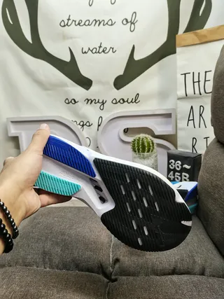 Adidas Blanc Bleu Haut en Maille Ingénierée Trois Rayures Côté Marquage Chaussures de Course 4