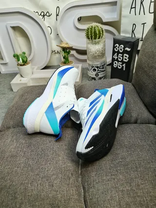 Adidas Blanc Bleu Haut en Maille Ingénierée Trois Rayures Côté Marquage Chaussures de Course 6