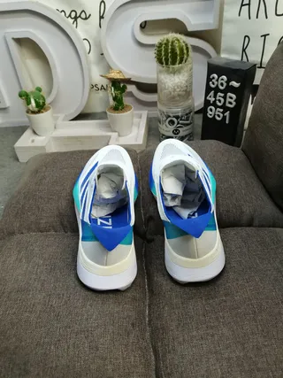 Adidas Blanc Bleu Haut en Maille Ingénierée Trois Rayures Côté Marquage Chaussures de Course 8