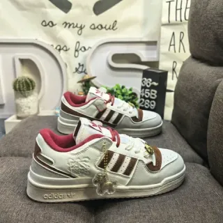 Adidas أحذية رياضية لايف ستايل بيضاء وبنية منخفضة مع أصابع مفتوحة الثقوب