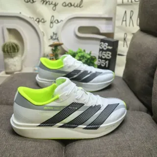 Adidas Chaussures Lifestyle Blanches Vertes Profil Bas Inspirées de Course Perforées Superposition de Trois Rayures