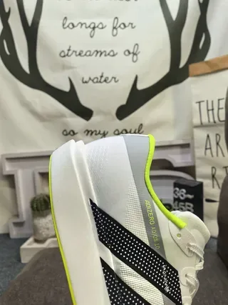 Adidas Zapatos Lifestyle Blancos Verdes Bajo Perfil Inspirados en Carreras Perforados Superposición de Tres Rayas 3