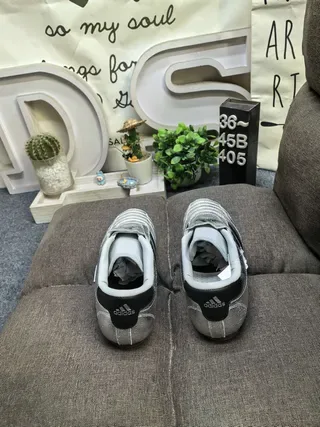 Adidas Tênis Lifestyle Branco Prateado Low-Top com Bico Acushonado 8