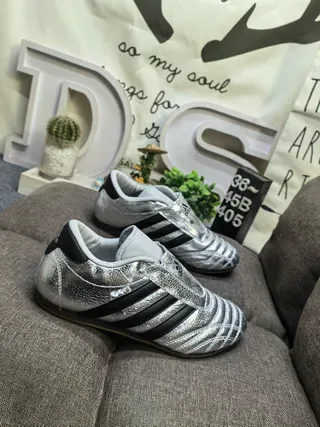 Adidas Tênis Lifestyle Branco Prateado Low-Top com Bico Acushonado 9