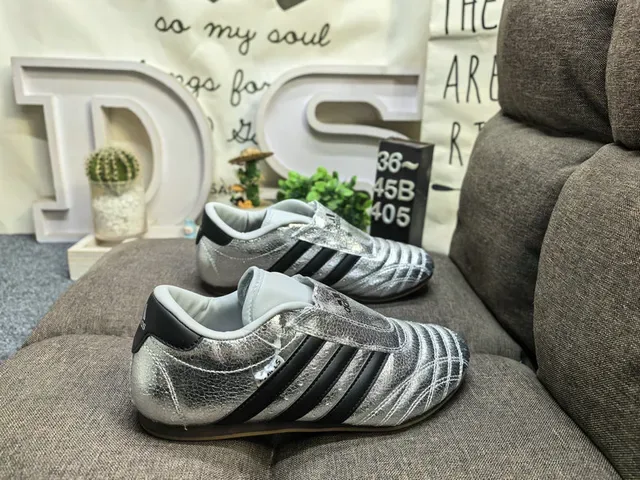 Adidas Tênis Lifestyle Branco Prateado Low-Top com Bico Acushonado 11