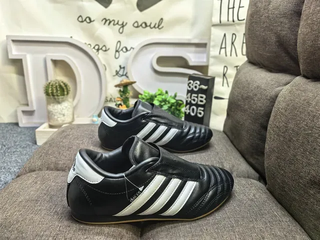Adidas Tênis Lifestyle Branco Prateado Low-Top com Bico Acushonado 21