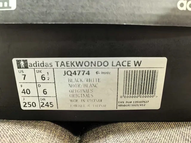 Adidas Tênis Lifestyle Branco Prateado Low-Top com Bico Acushonado 22