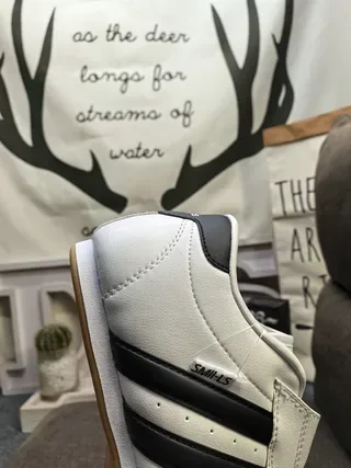 Adidas Tênis Lifestyle Branco Prateado Low-Top com Bico Acushonado 23
