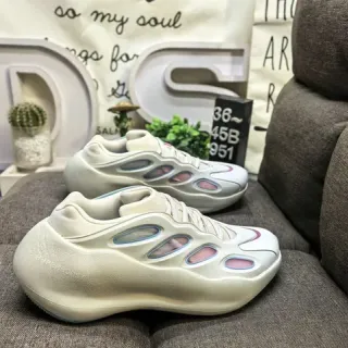 Adidas Yeezy 450 Beige Rosa Suela Esculpida Monolítica Recortes Asimétricos en Ventanas Laterales Sneakers Lifestyle
