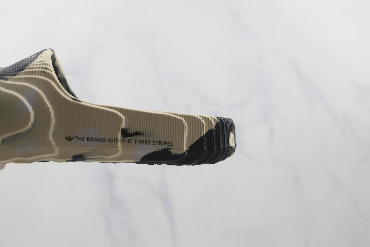 Adidas Yeezy Slide zuecos marbrés noir et crème 7