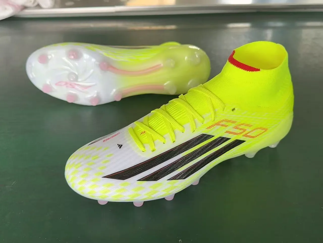 Adidas Amarillo Blanco High-Cut Sock-Fit Upper Neón Y Patrón A Cuadros Firm-Ground Zapatos de Fútbol 10