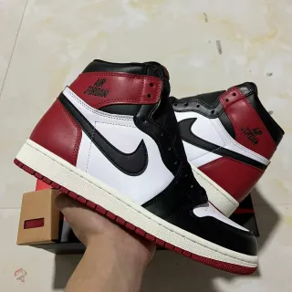 Tênis de basquete Air Jordan 1 de cano alto com painéis de couro preto e vermelho