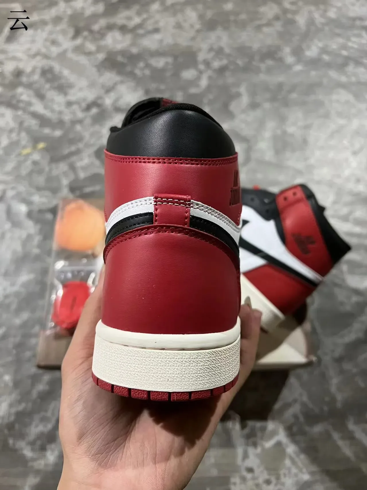 Air Jordan 1 কালো সাদা University Red বাস্কেটবল জুতো 8