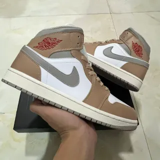 Tênis de basquete Air Jordan 1 High bege cinza branco