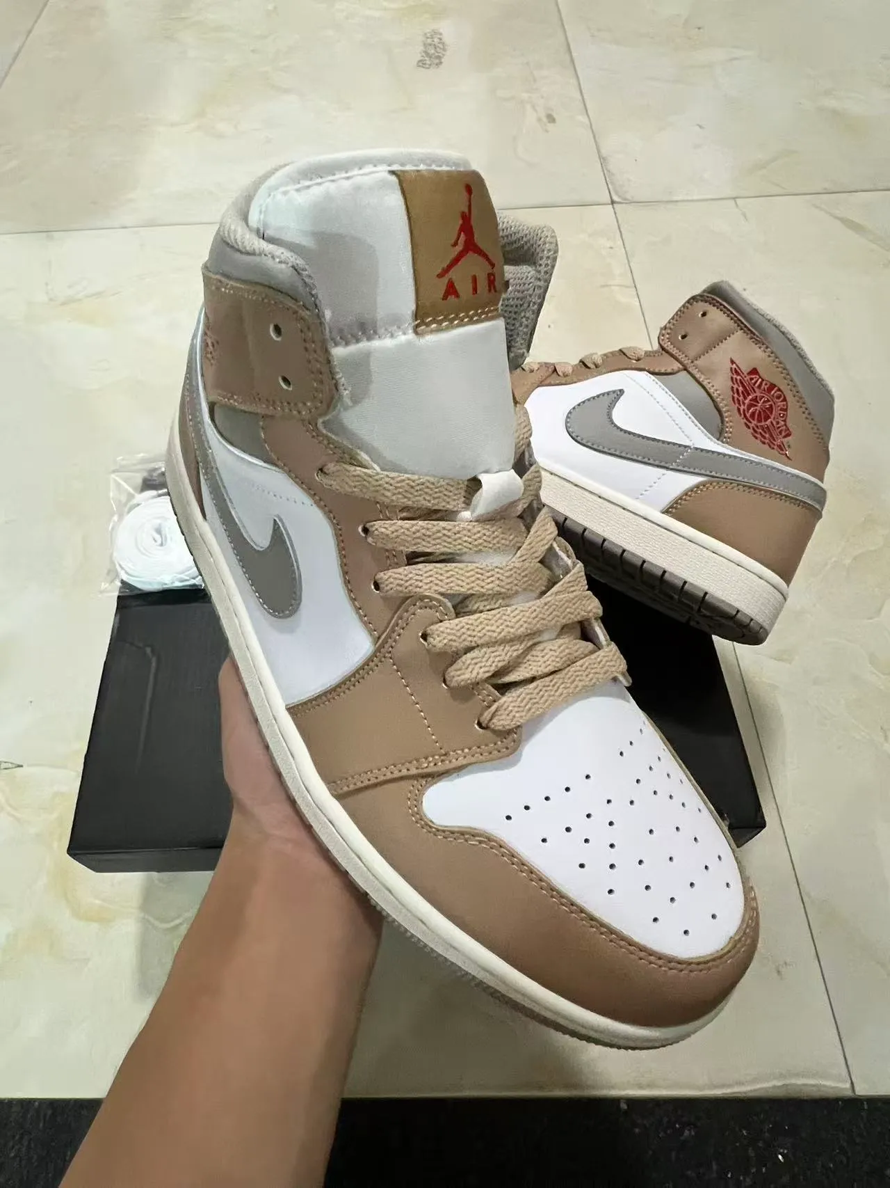 Tênis de basquete Air Jordan 1 High bege cinza branco 2