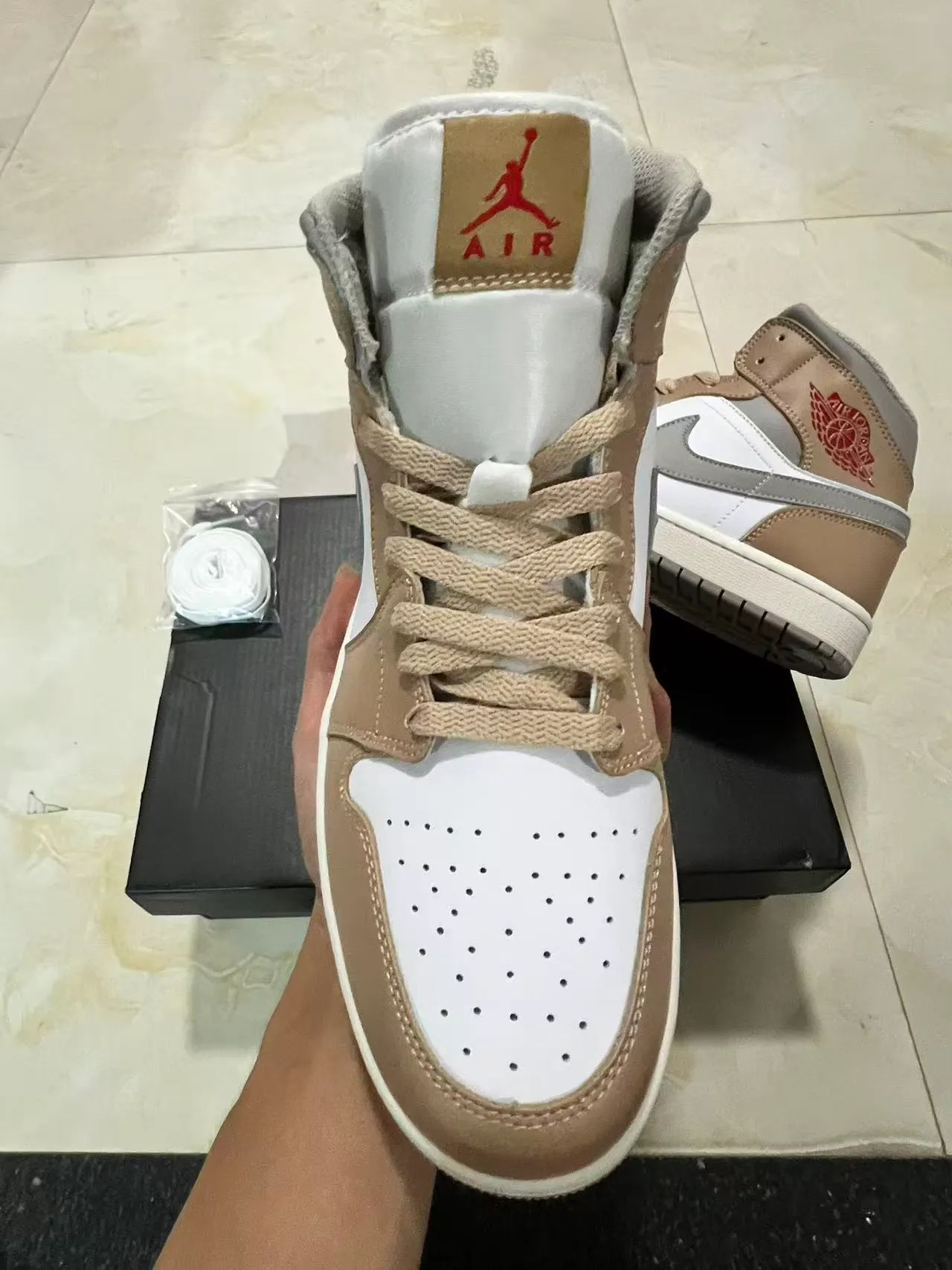 Tênis de basquete Air Jordan 1 High bege cinza branco 3