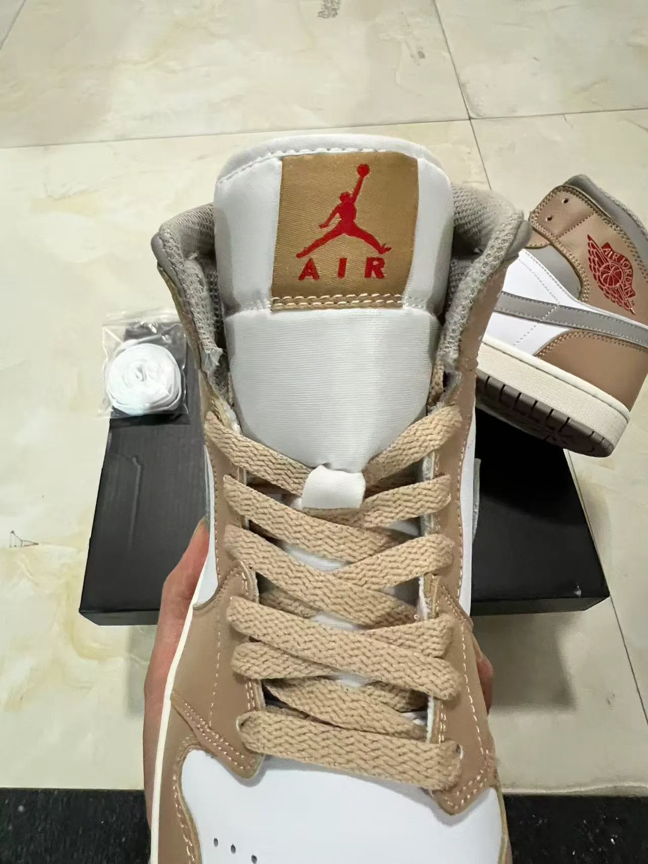 Tênis de basquete Air Jordan 1 High bege cinza branco 4