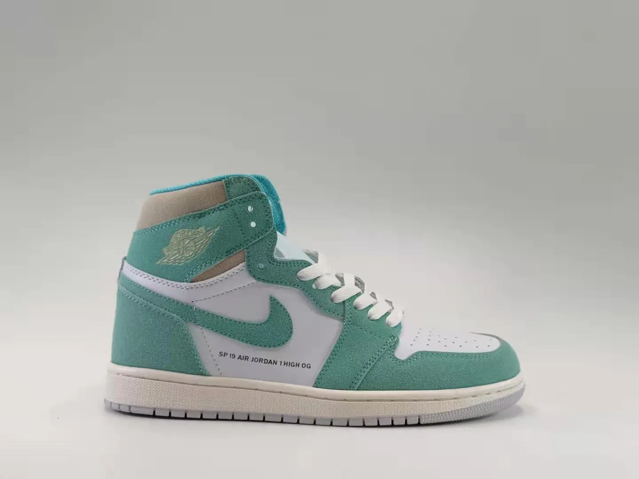 Tênis de basquete Air Jordan 1 High OG em camurça verde-menta 2