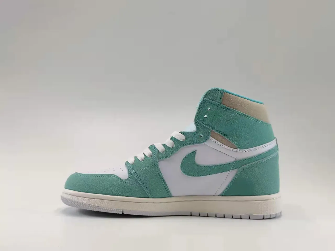 Tênis de basquete Air Jordan 1 High OG em camurça verde-menta 3
