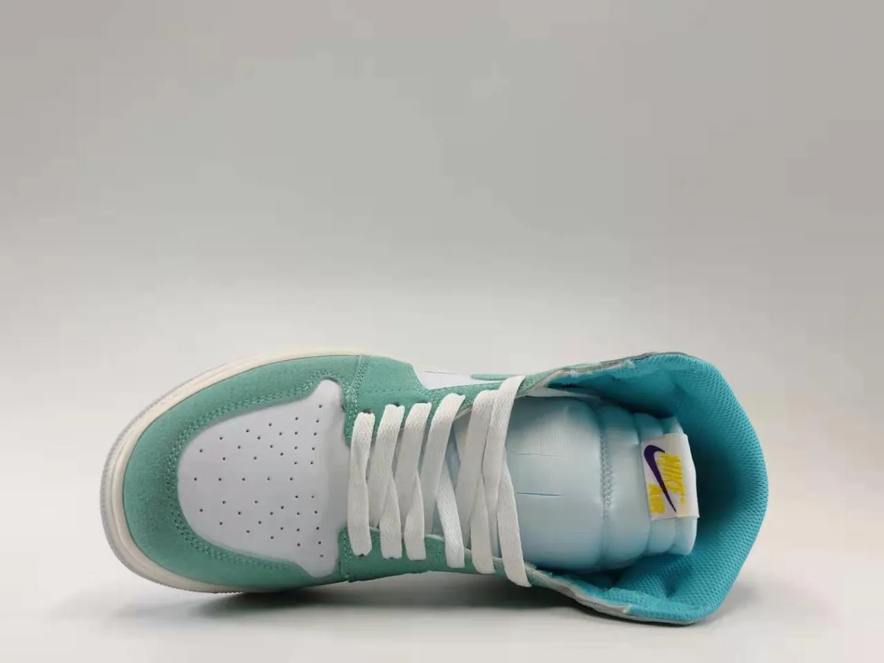 Tênis de basquete Air Jordan 1 High OG em camurça verde-menta 4