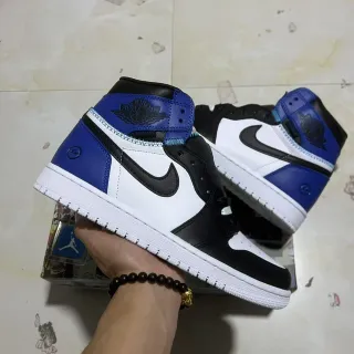 Tênis de basquete Air Jordan 1 High azul royal, branco e preto