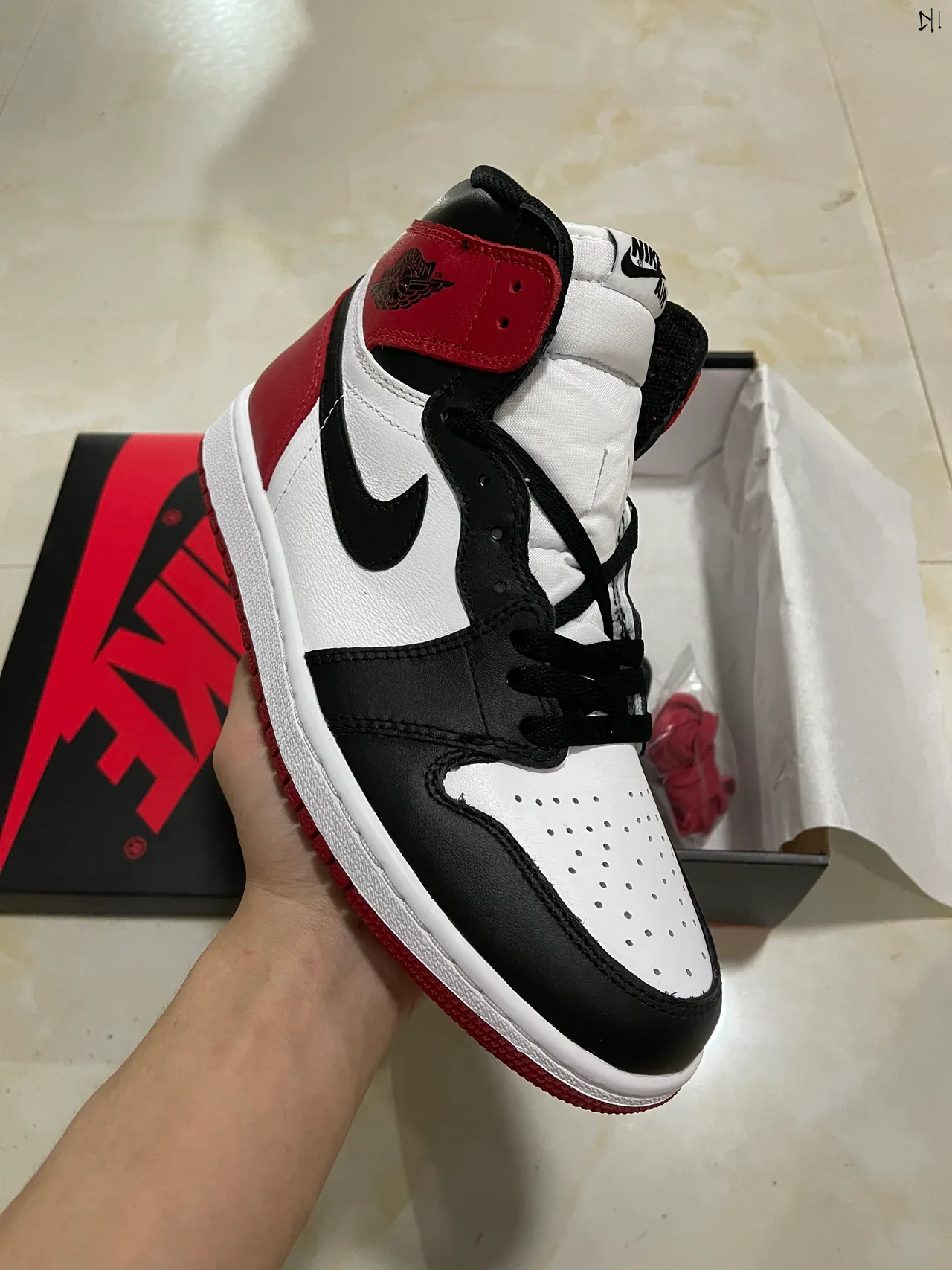 Chaussures de basketball Air Jordan 1 High blanc noir rouge 2