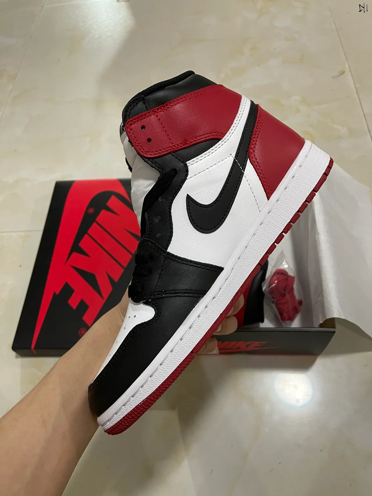 Chaussures de basketball Air Jordan 1 High blanc noir rouge 4
