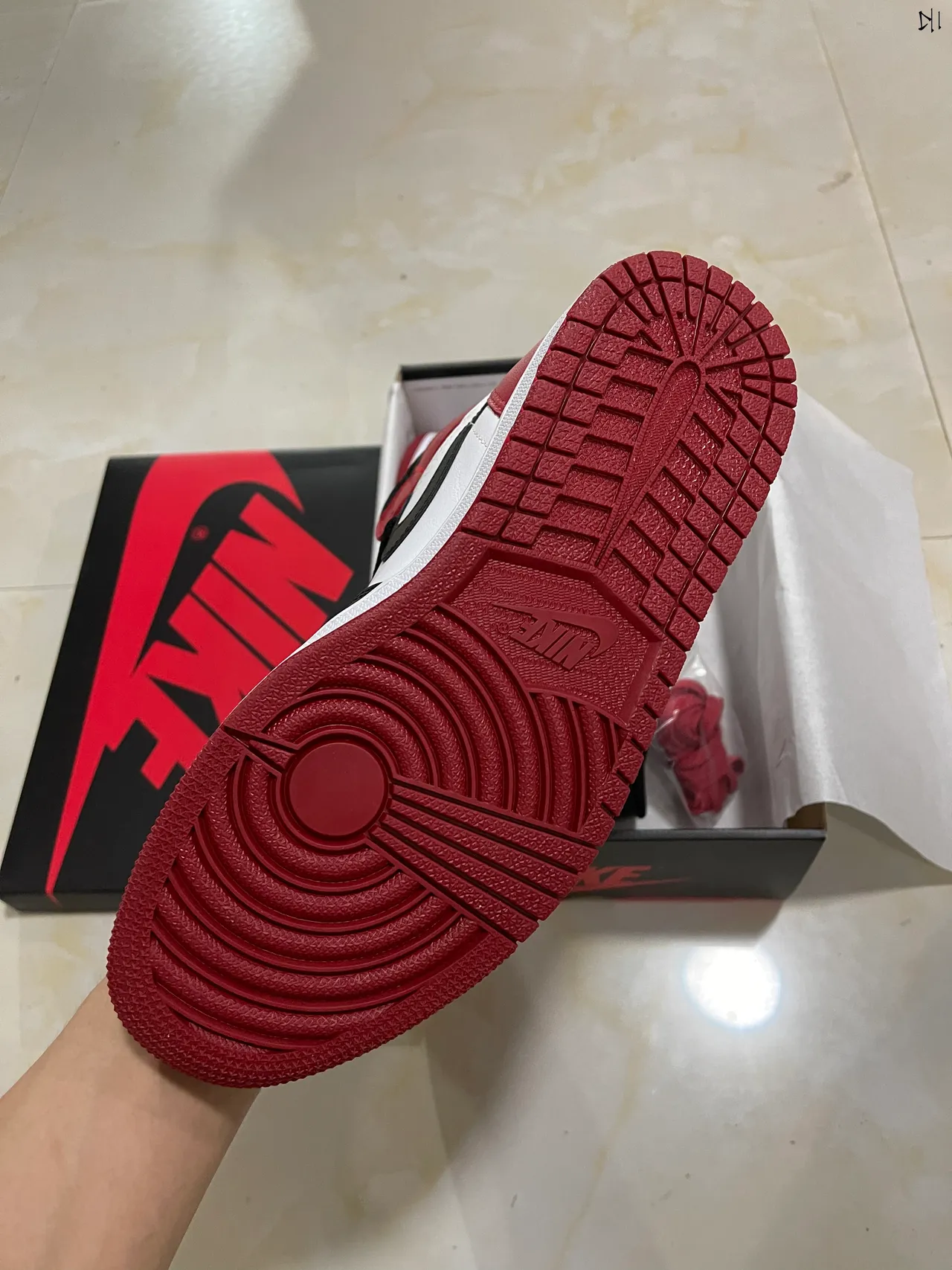 Chaussures de basketball Air Jordan 1 High blanc noir rouge 5
