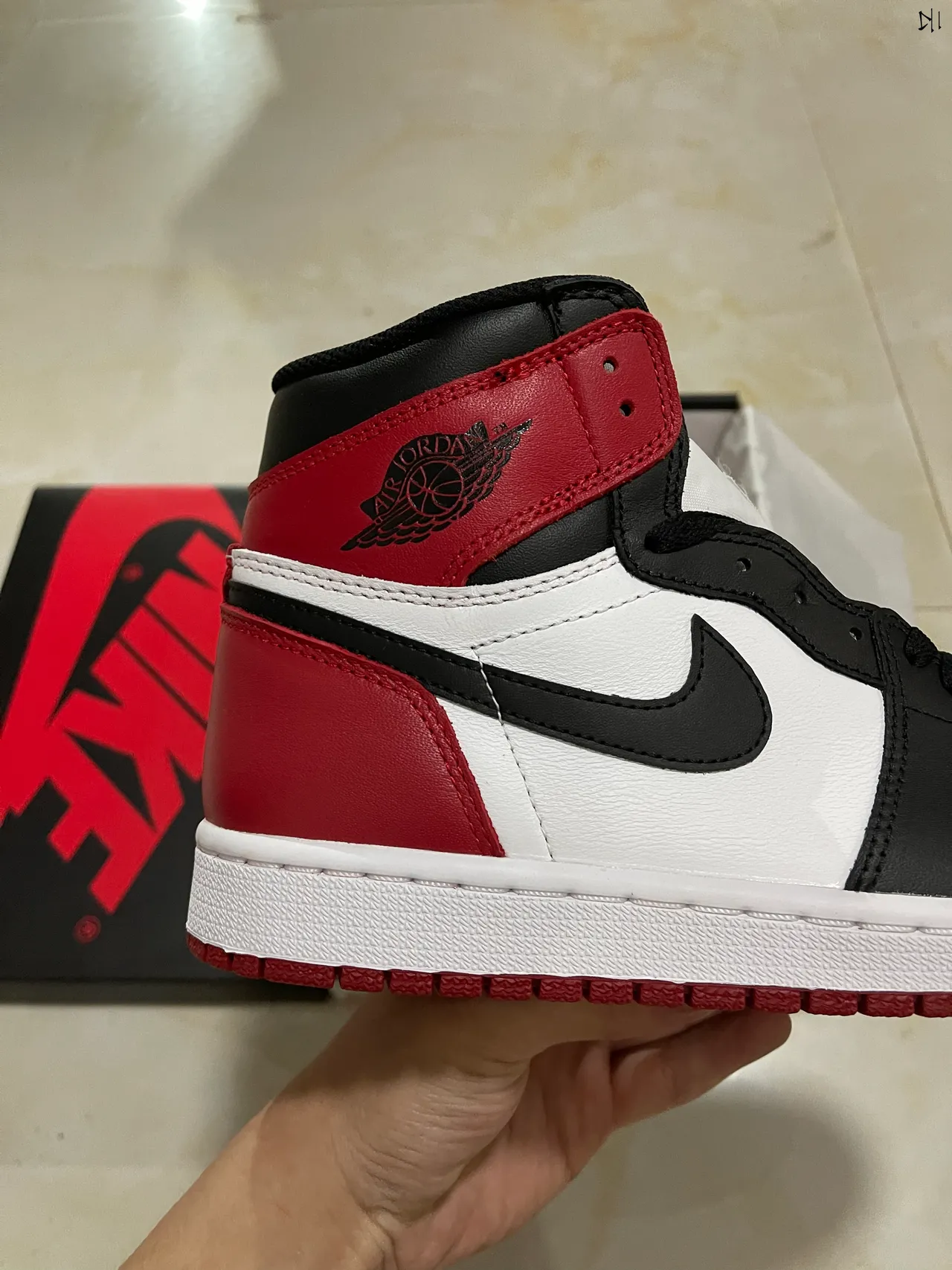 Chaussures de basketball Air Jordan 1 High blanc noir rouge 7